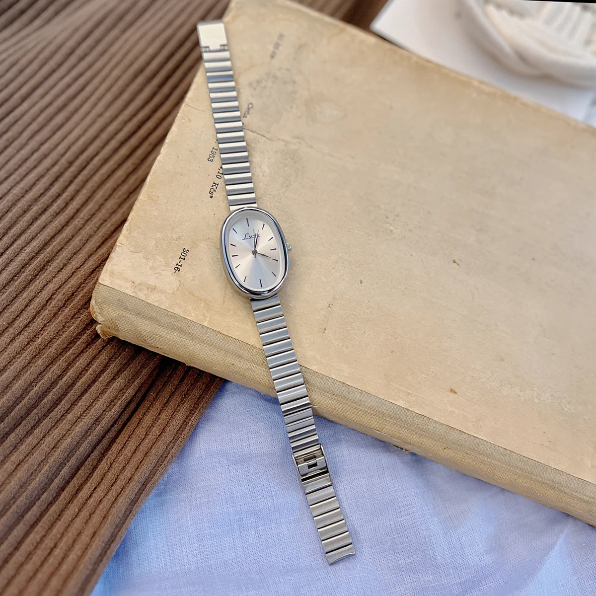 Fashion Women Watch with Gold Strap, Vintage Style and Luxury 2025